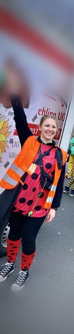 Kostümierte Kinder im Karnevalszug