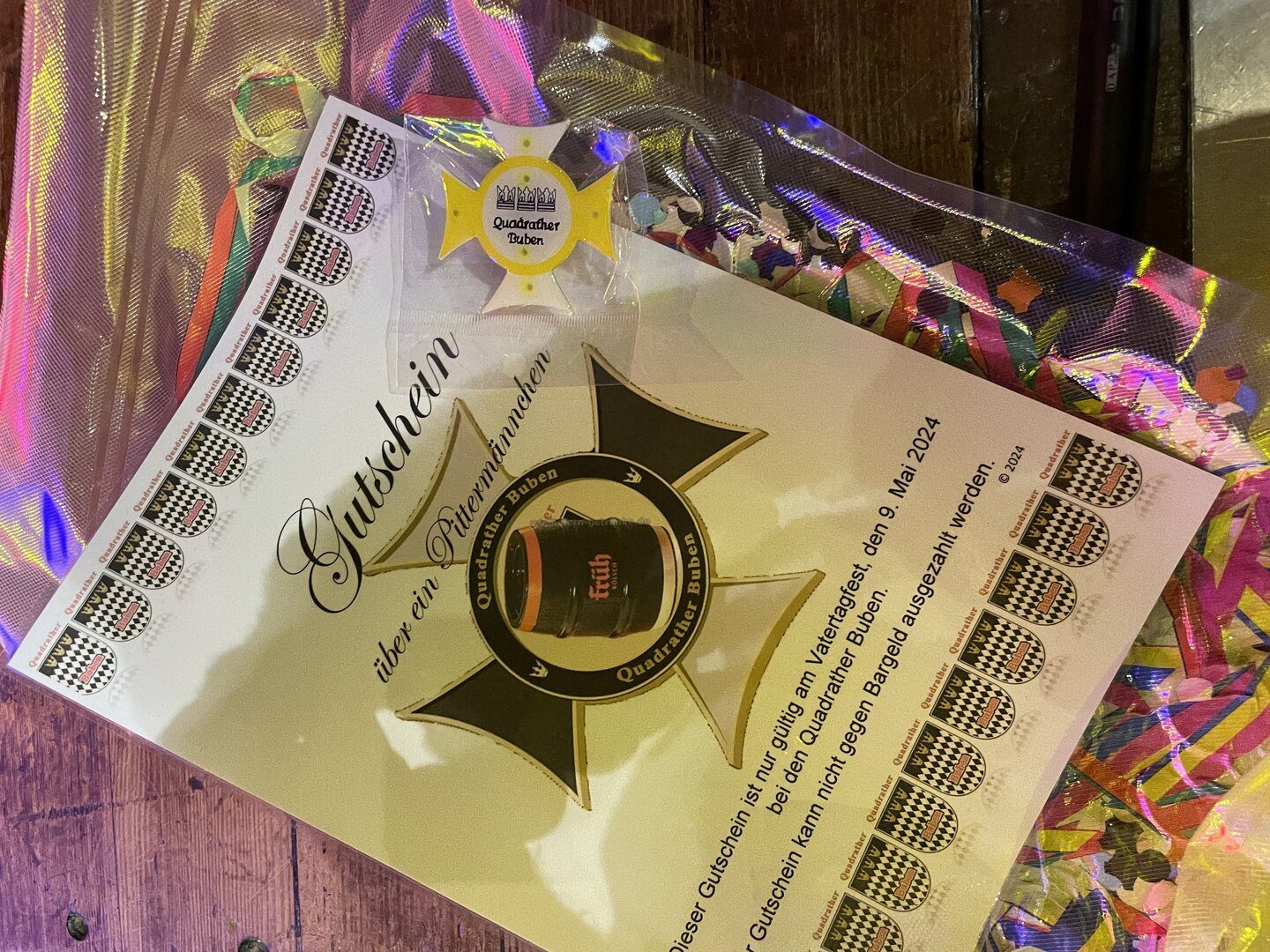 Karnevalsorden und Pittermännchen-Gutschein der Quadrather Buben