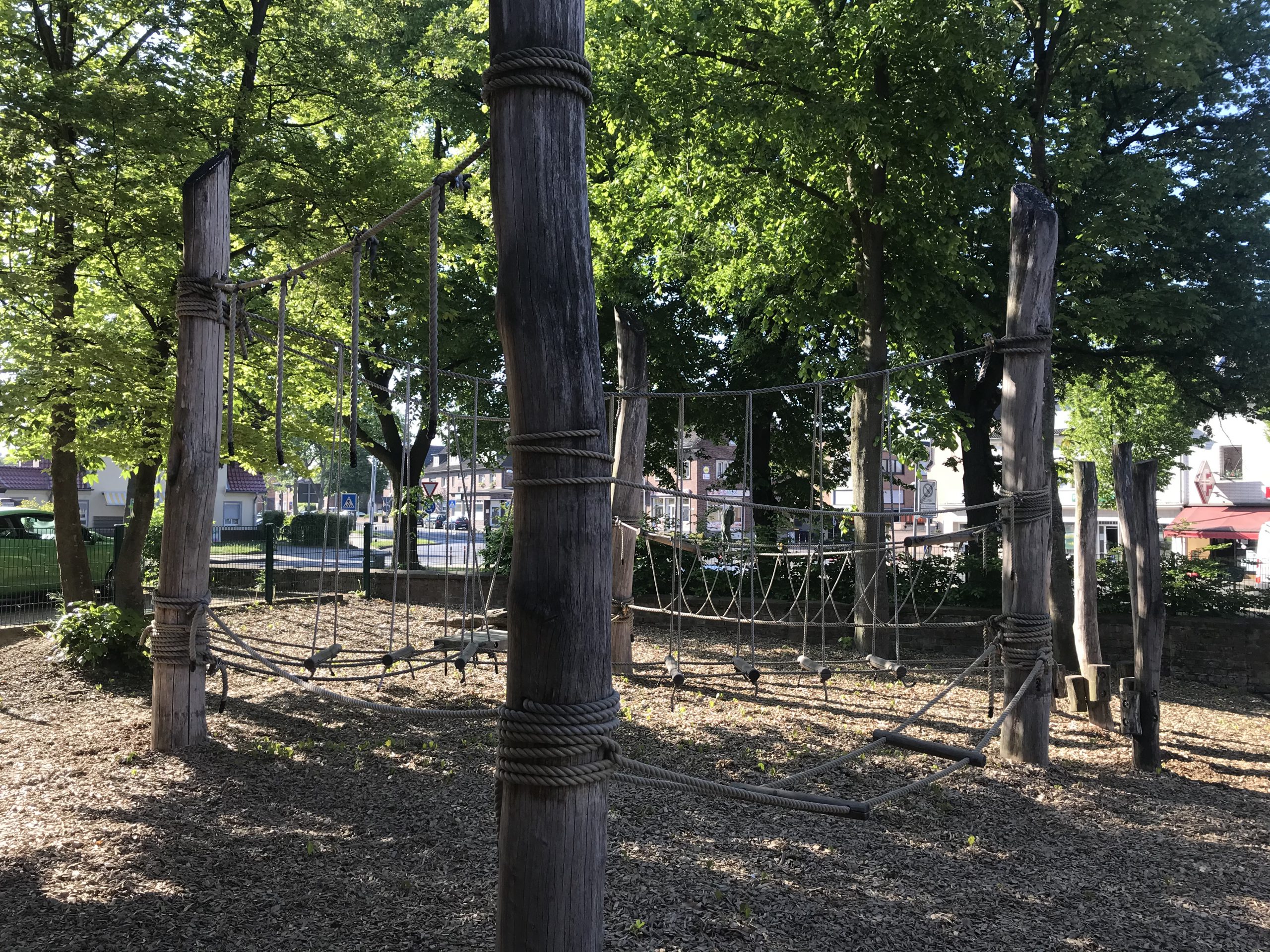 Großer Kletterparcours aus Holz und Seilen auf dem Schulhof