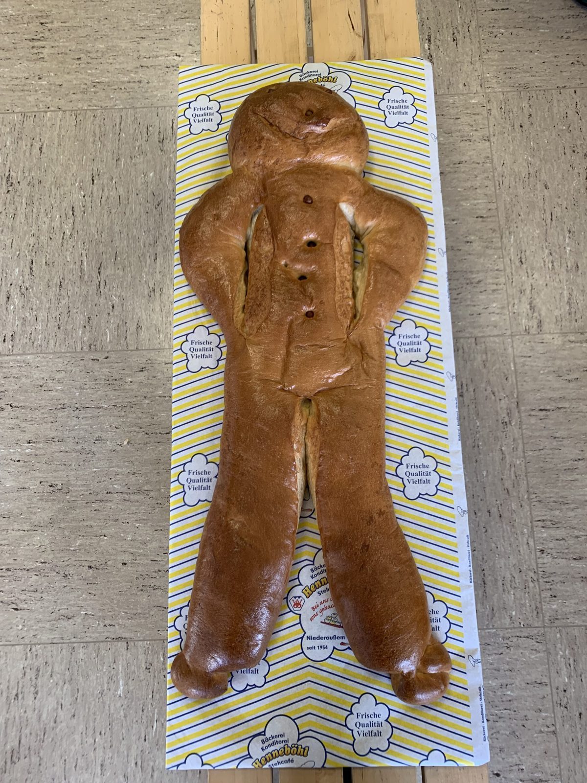 Frisch gebackener Weckmann auf Bäckereipapier